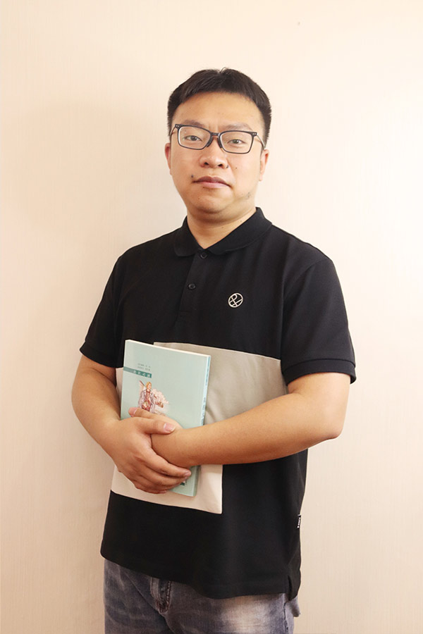 雁塔杨斌 本科学历，毕业于西安航空学院